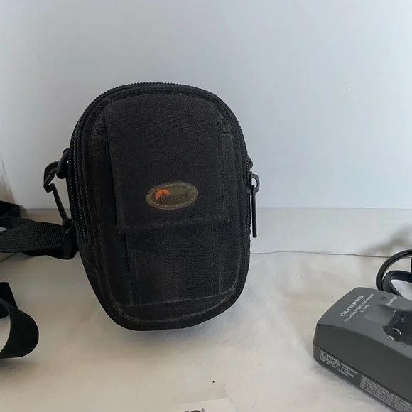 Olympus 4.0 Megapixel Silver and Gold Camera - Picture 5 of 9